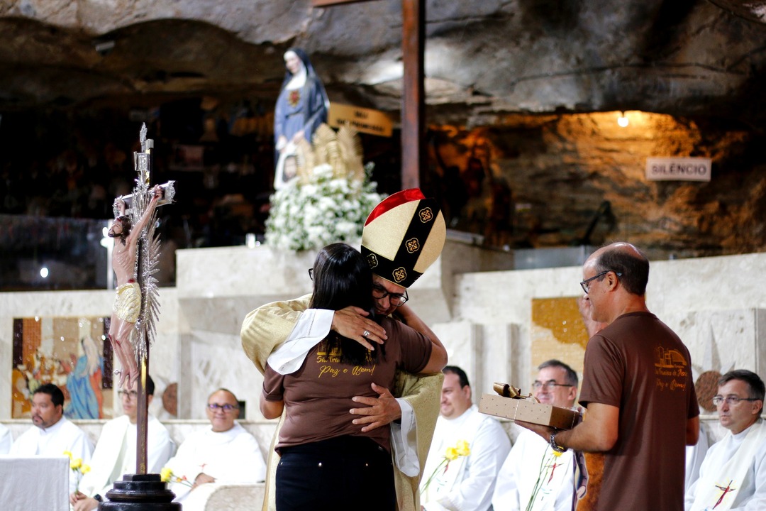 Agradecimentos E Homenagens Marcam Missa De Despedida Do Bispo De Bom