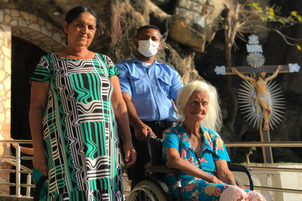 Segurança do Santuário conduz dona Alcídia