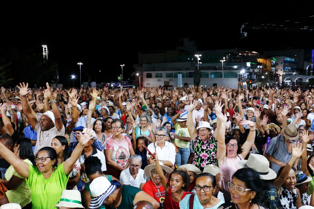 Romeiros aguardam a celebração festiva neste domingo