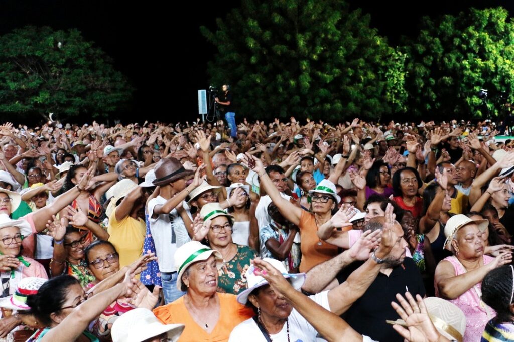 Multidão celebra a 5ª noite de novenário