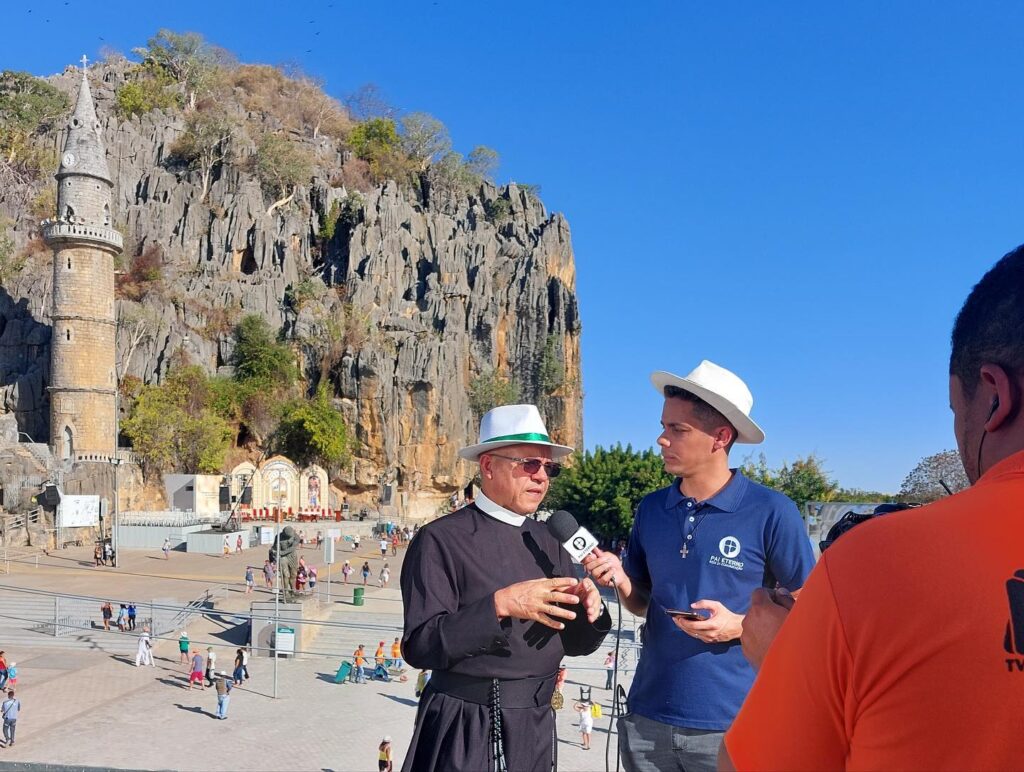Irmão Diego, da TV Pai Eterno, entrevista o reitor do Santuário na Romaria do Bom Jesus