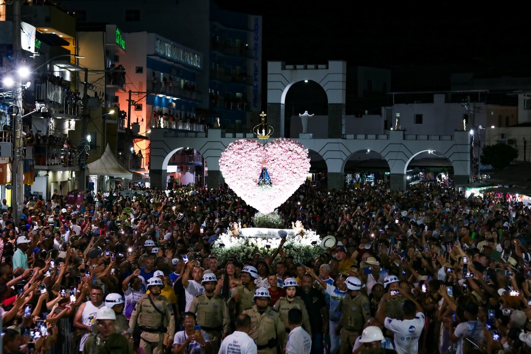 Padroeira do Brasil teve andor com tema Maria Ma do Belo Amor