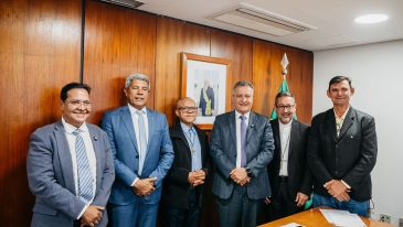 Da esquerda para a direita: Eures Ribeiro, Jerônimo Rodrigues, Pe. Roque Silva, Rui Costa, Dom Rubival Cabral e Romeu Thessing.